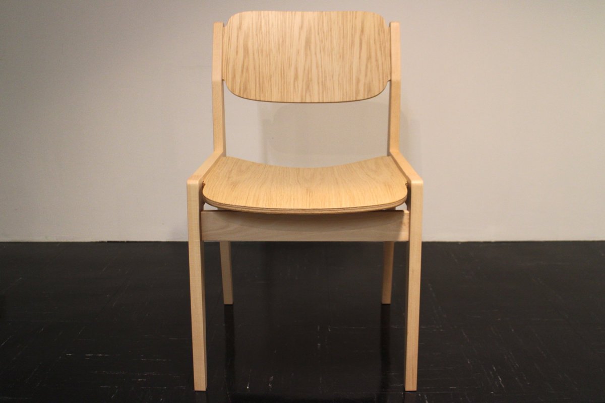 D東京店スタッフ 新入荷 水之江忠臣がデザインした天童木工の椅子と食堂テーブル 塗装色が変わって より木の持つ本来の色味や木目を活かした仕上げになりました 経年変化を楽しめます 椅子は 33 480から テーブルは 75 600から 今年で62才
