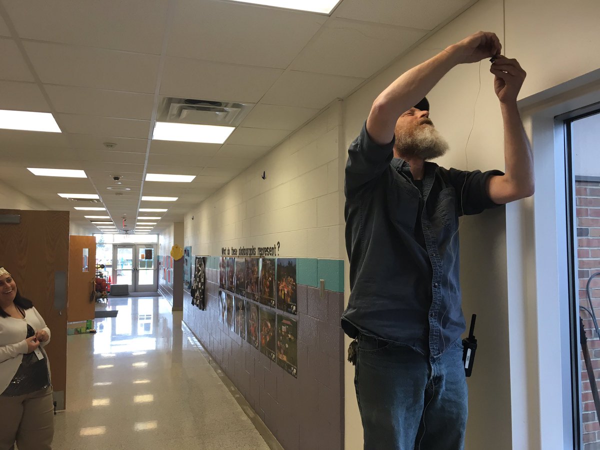 PrincipalCoffey's tweet photo. Tchrs/staff staying late getting #dreamflags created by Ss ready to showcase @ReynSchools #proudprincipal #weRSTEM https://t.co/n8NupLFyE7