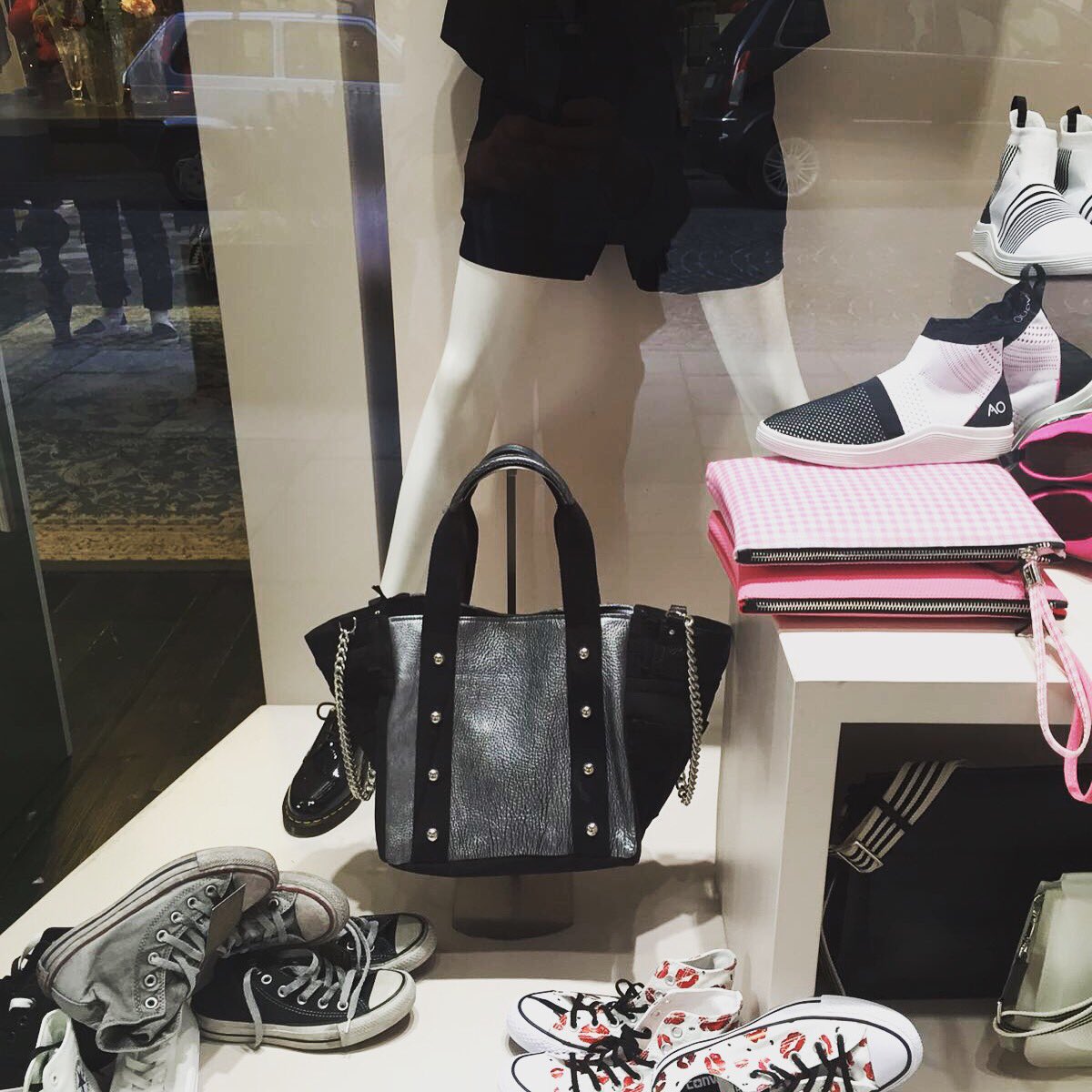 rebeccaj_j's tweet photo. Rebecca j bag ti aspetta presso i suoi rivenditoriiii!!!! https://t.co/sAwRNGXZzV