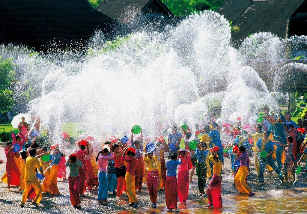 Join the Water-sprinkling festival on April 13 to 15 in Yunnan Province, China.