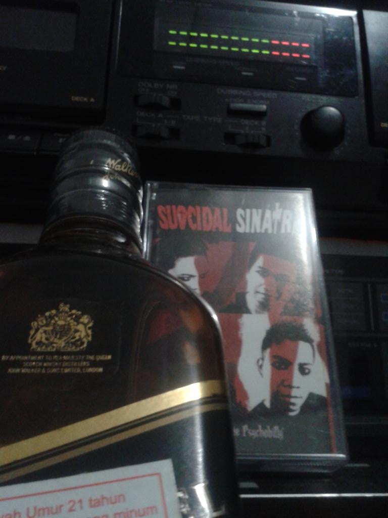 ..ditemani sbotol whiskey..ku bernyanyi dan lupakan semua....