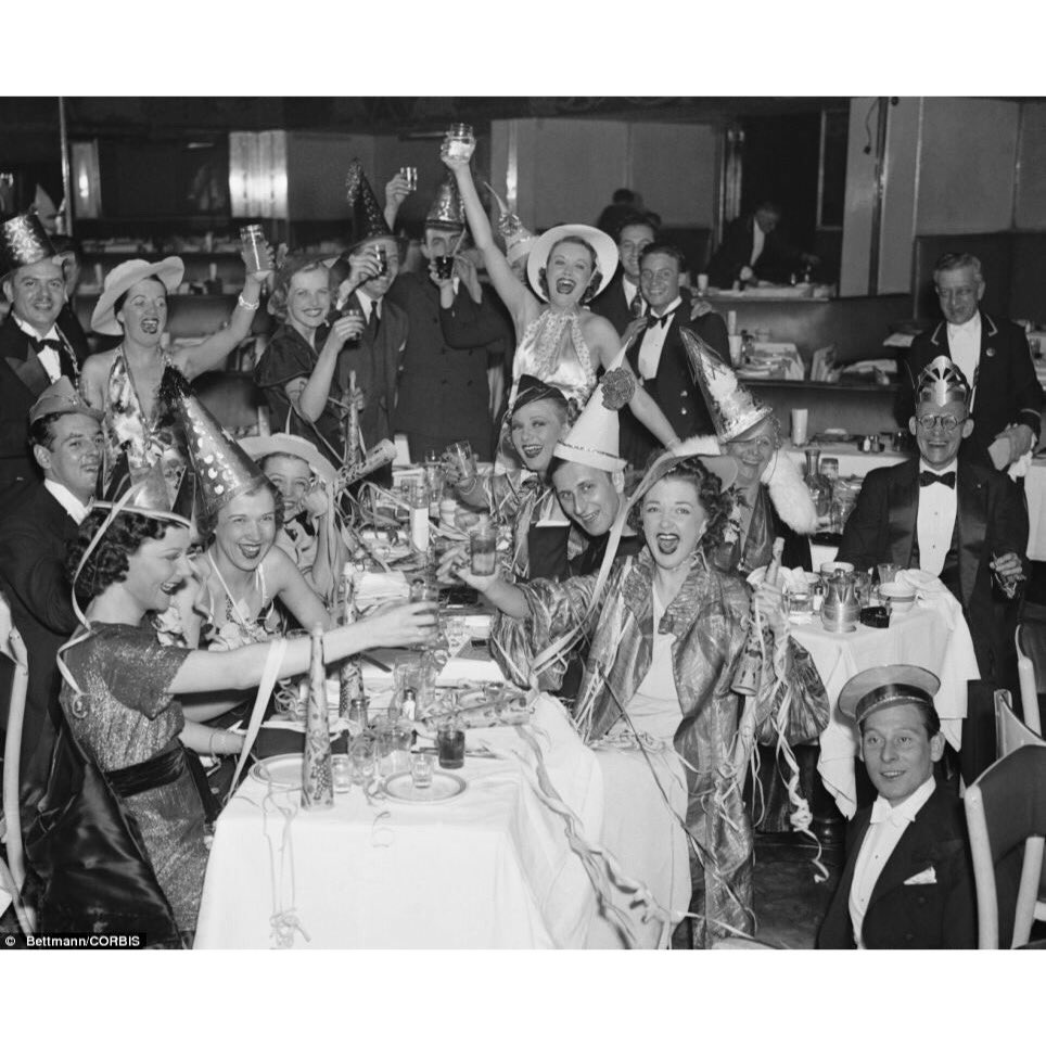 Happy Friday! #FridayFeeling #TheBlackHat #Ilkley 🍾🎩