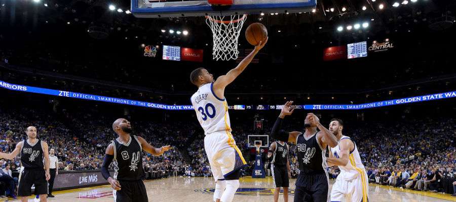 A3Noticias's tweet photo. NBA | Los Warriors mantiene viva la posibilidad del 73-9 tras ganar (112-101) a los Spurs https://t.co/FdETb44NLT https://t.co/tbhbYwdMBf