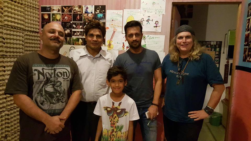 brehan937's tweet photo. #Exclusive #AtifAslam : #AliAzmat lanny Cordola Visit the Guitar School at Lahore. https://t.co/X4SDfDmWWw