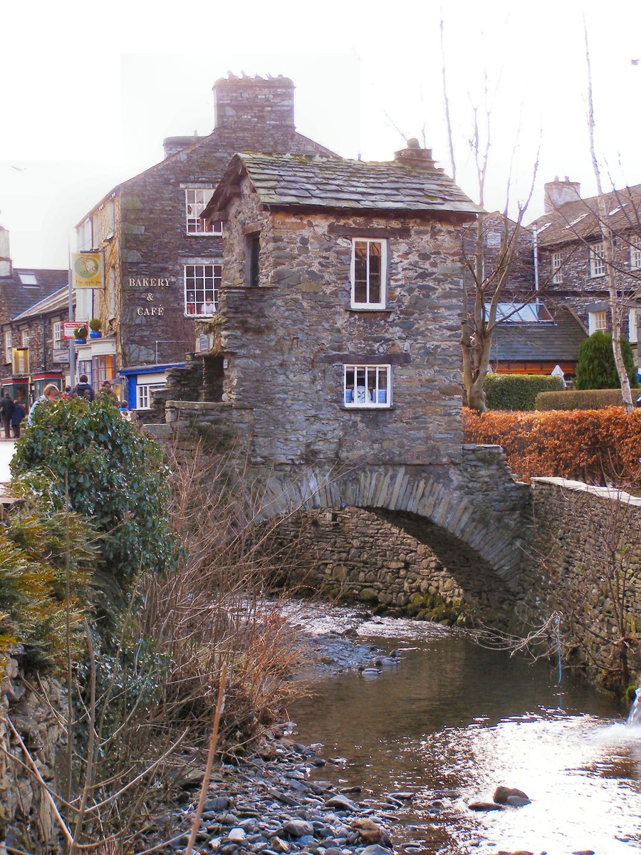 SocialHistoryOx's tweet photo. Tax avoidance, 17th century style. The Bridge House, Ambleside - built on a river between two jurisdictions. https://t.co/AnxcU9p8BM
