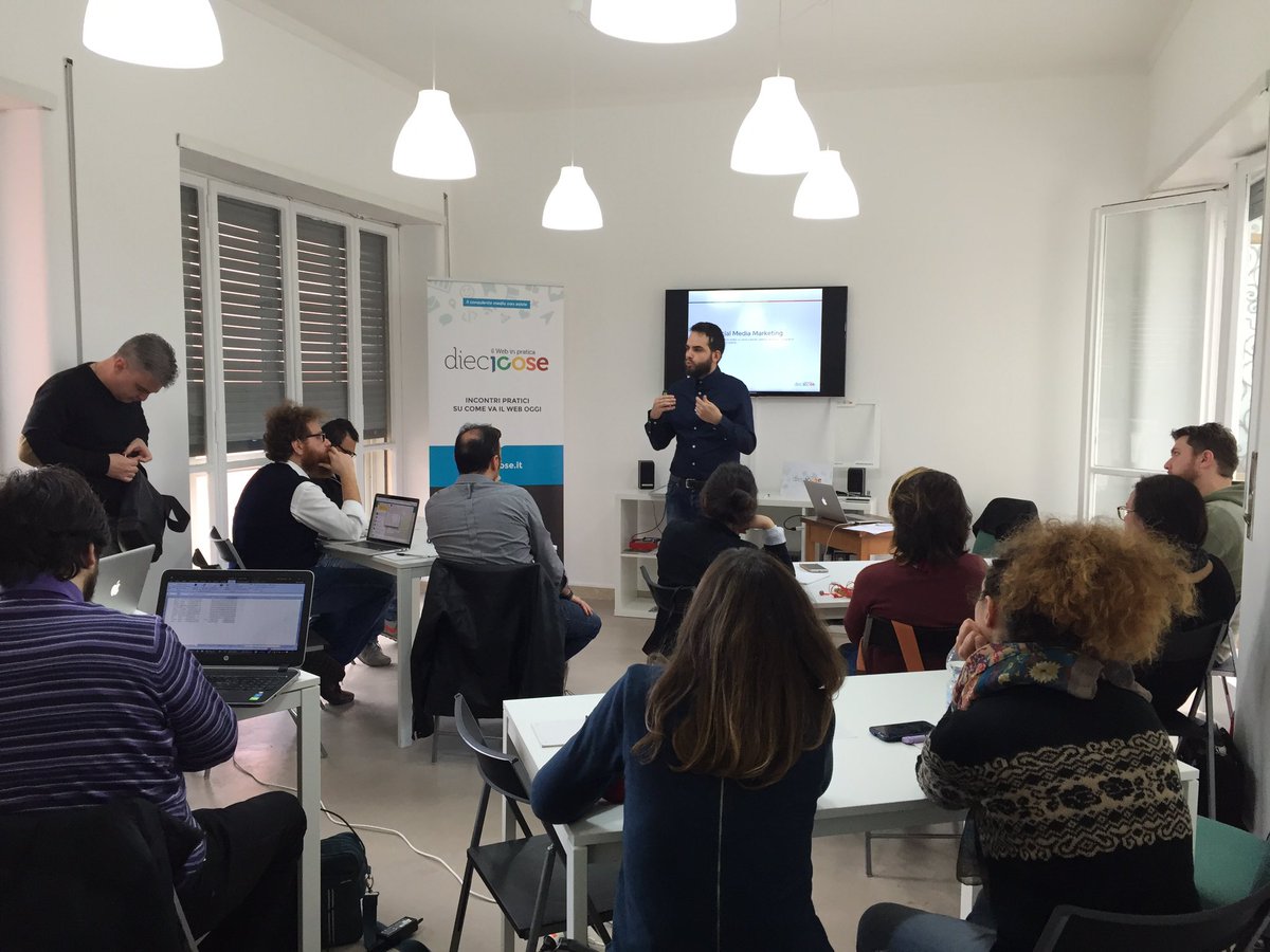 dieci_cose's tweet photo. Cominciamo una nuova tappa di dieci cose a Catania sul #webinpratica, oggi dedicata al Social Media Marketing. https://t.co/fYU62qInZP