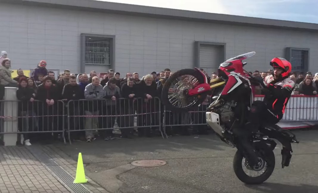 MCNnews's tweet image. The new @HondaUKBikes  Africa Twin makes an unlikely stunt bike - ow.ly/10rc3Z