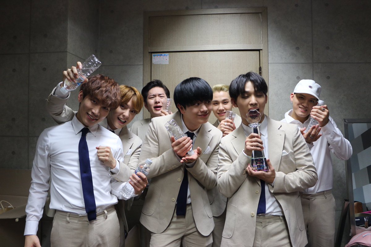 OFFICIALBTOB's tweet photo. #뮤직뱅크 트로피 인증샷🏆
4년만의 지상파 1위!!!!!!
모두 같은 마음으로 기쁠거라 생각합니다
#BTOB #비투비 #봄날의기억 
다시 한 번 축하합니다!!!!!!👏🏻👏🏻👏🏻 https://t.co/Ny7Keo0YXa