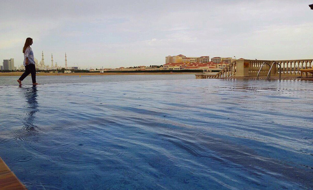 _MariaMadison_'s tweet image. Wouldn't be good to be able to walk across the water #abudhabi #pool #timetogohome #freedom