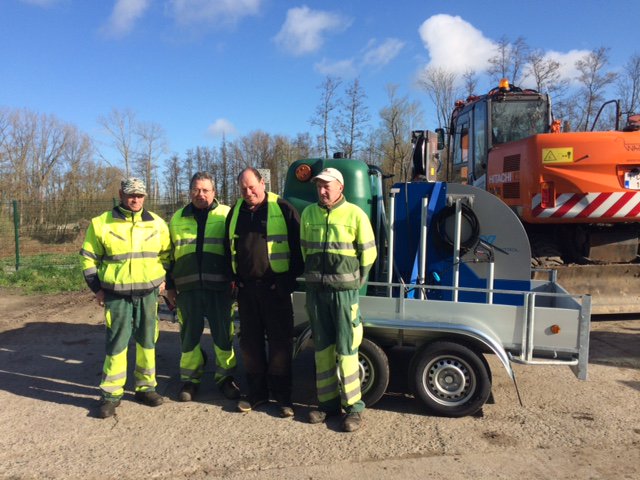 Marcel_Van_Dyck's tweet photo. Stad Waregem neemt de @WAVEonkruid MID Series in ontvangst!

La ville de waregem reçoit une WAVE MID Series! https://t.co/HjbTxPNI5D