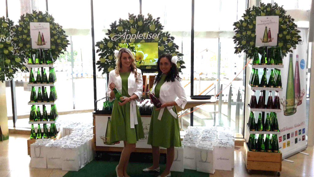 Ook HQ Ahold verrast met een bezoek van onze Appletiser hostessen!