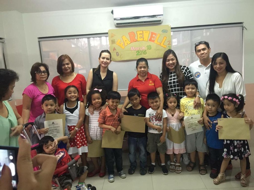 kategcoseteng's tweet photo. Flashback sa Daycare graduation!
Ang cute ng mga bata! 💟💕😊
#education #Halalan2016 #katepamore #balota3 #KilosQC https://t.co/s8TBa3EQlv