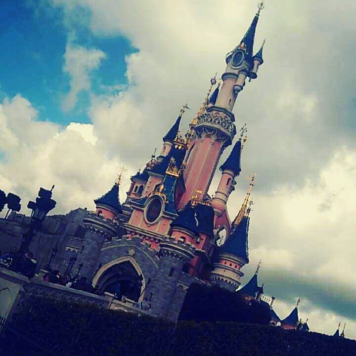 Manoundps's tweet photo. #disneylandparis https://t.co/eYyR2X2815