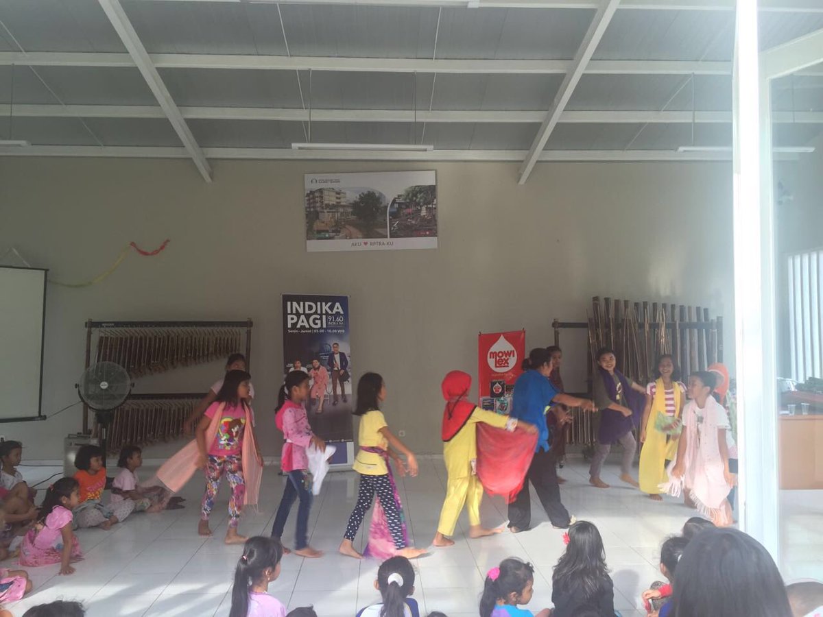 INDIKA9160FM's tweet photo. Kita sedang melakukan pelatihan tari bersama Sudin Pariwisata dan kebudayaan @mowilex #actforgoodness https://t.co/K2gyBjkITZ