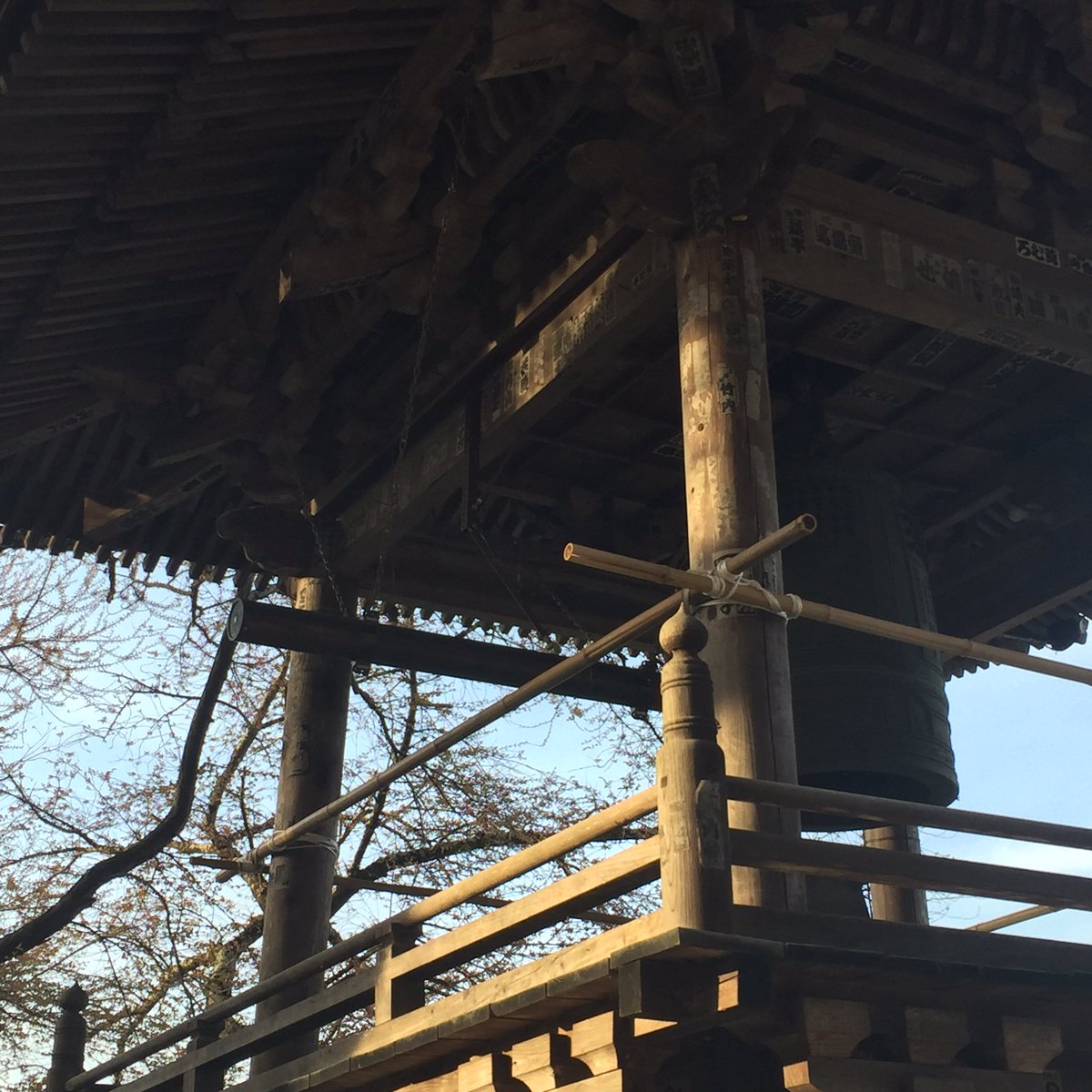 風のハルキゲニア No Twitter お寺の参拝に行ったら誰もいないのに鐘が鳴り出して何かと思ったら 鐘楼に全自動鐘つき機が取り付けられていた 調べてみたら全国のお寺に普及してるらしい なんだかもやもやする Https T Co Bvsrtxazg3