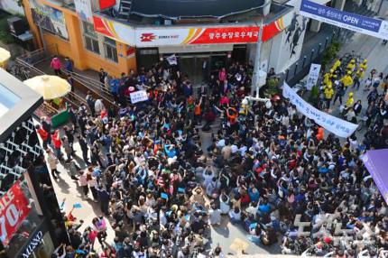 <누가 문재인을 반대하는가?>똑똑히 보라. 문재인 광주온다는 소식에 자발적으로 모인 이 광주의 민심을! 문재인 싫어 분열탈당한 사람들과 종편이 만들어 낸 허상을 깨야 합니다. 문재인이 나서야 총선승리합니다.