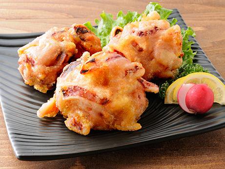 ザ 北海食道 運営事務局 あったかメニュー 創作唐揚げ専門店ポロカラ いかザンギ ザンギ は鶏肉以外もあるんです 道産スケソウタラのすり身にざぐ切り真イカの胴体をたっぷり混ぜ込んだ新感覚の海鮮ザンギ 女性に人気 玉ねぎザンギ も旨いです お ザ 北海食道 運営事務局 あったかメニュー 創作唐揚げ専門店ポロカラ いかザンギ ザンギ は鶏肉以外もあるんです 道産スケソウタラのすり身にざぐ切り真イカの胴体をたっぷり混ぜ込んだ新感覚の海鮮ザンギ 女性に人気 玉ねぎザンギ も旨いです お