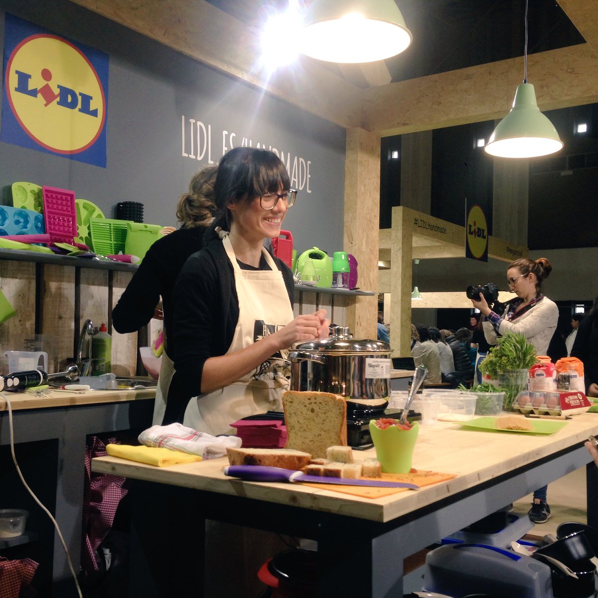 LaiaYllaFoto's tweet photo. Al @HMFbcn en un taller de #PastaBio amb
@lidlespana @AnnabelVB https://t.co/rJllu9YFV9