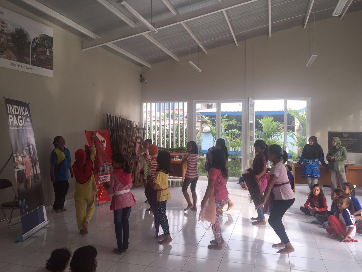 INDIKA9160FM's tweet photo. Kelas tari bersama Dinas Pariwisata & Kebudayaan di Karet Tengsin persembahan @mowilex #actforgoodness https://t.co/JjAtJnk6I1