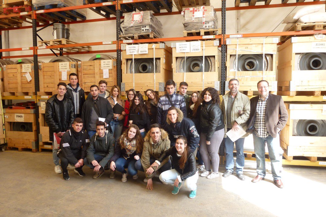 Salesians_SVH's tweet photo. Andrés Balnco de @TMB_Barcelona ens mostra en directe com funciona el magatzem logístic de Can Boixeres. #JProfTec https://t.co/WmnuaWV6cG