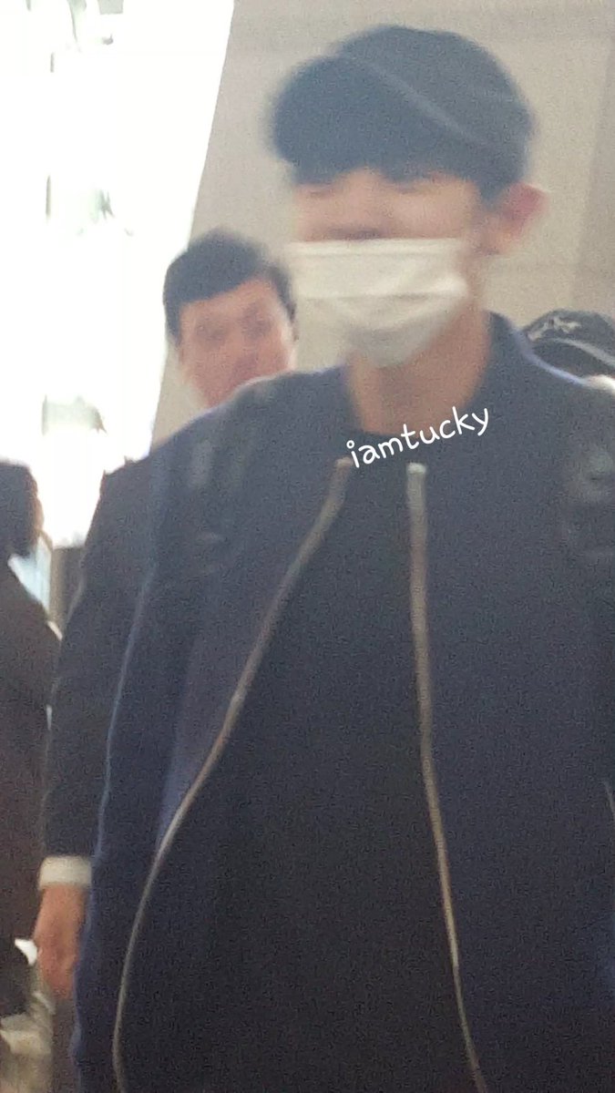 iamtucky's tweet photo. 20160408 - ICN Exo Chanyoel มันดีกับใจมาก การเข้าเกทมาเจอน้องยอลต่อแถวข้างหน้า #4thYearWithEXO #chanyeol #exo https://t.co/sbfFIkColm