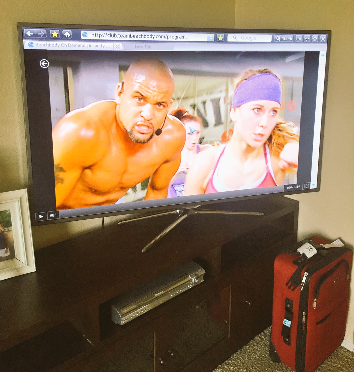 HutchB22's tweet photo. It wouldn't be @shauntfitness if he didn't throw in burpees at the end...😩 #FridayFightRound2 #HotSarah #ImaxedOut https://t.co/I2QDPw4bsm