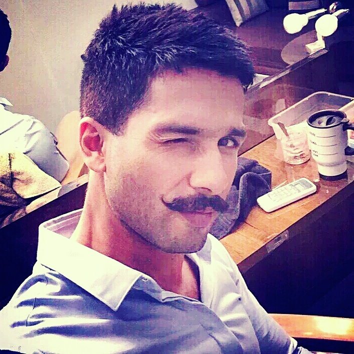 PerfectlyAdnan's tweet photo. Shahid Kapoor's WINK Appreciation Tweet ♡ https://t.co/mqYVdUc8mg