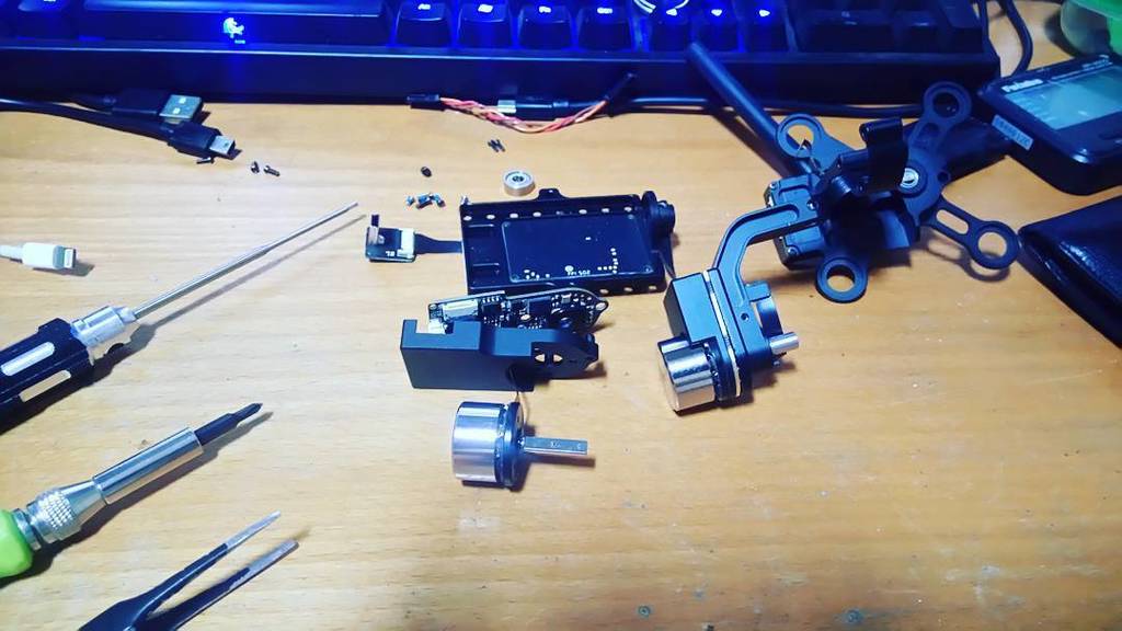 etegration's tweet photo. This #dji #h43d is freaking hard to dismantle comparing the #tarot t2d #gimbal https://t.co/gnKQ25uAPP https://t.co/4DGQw0V85l
