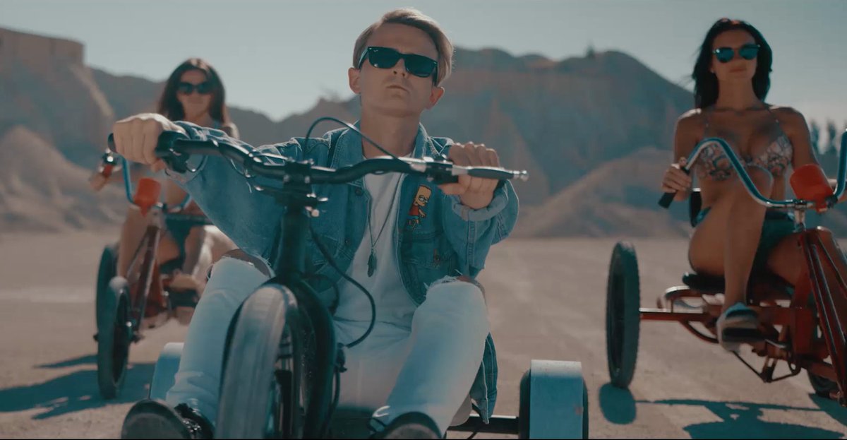 dimakoslowski's tweet photo. NEUES MUSIKVIDEO

"DREIRAD" mit @LeonMachere @SimonDesue @SwieSASCHA @PaolaMariaONE 

>> https://t.co/lzo0kw4Q8Q https://t.co/AmR3HgMoj1