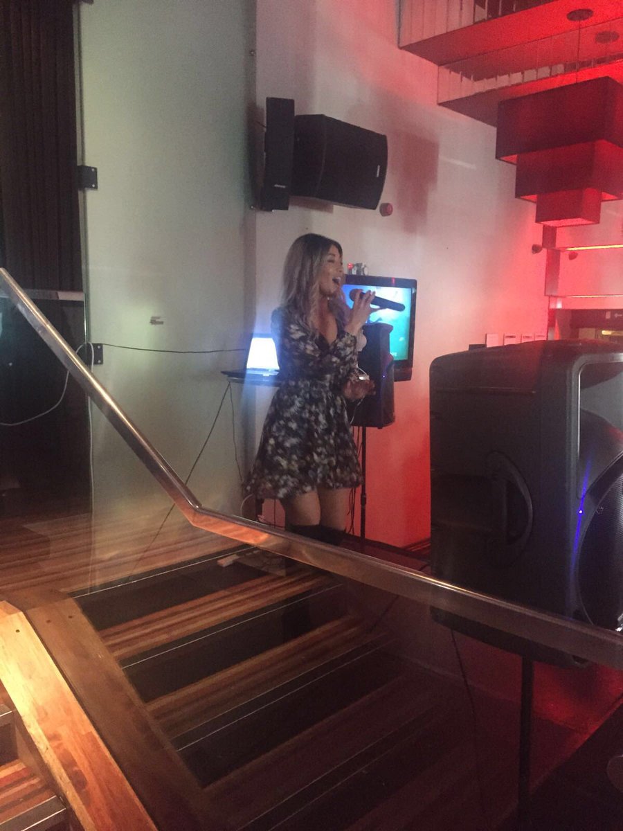 TheSirThomasLiv's tweet photo. The very talented @tasharogue entertaining our lovely guests today π€πΌπΆ #LadiesDay #Aintree2016 #Grabbies https://t.co/kcqJojwRfE