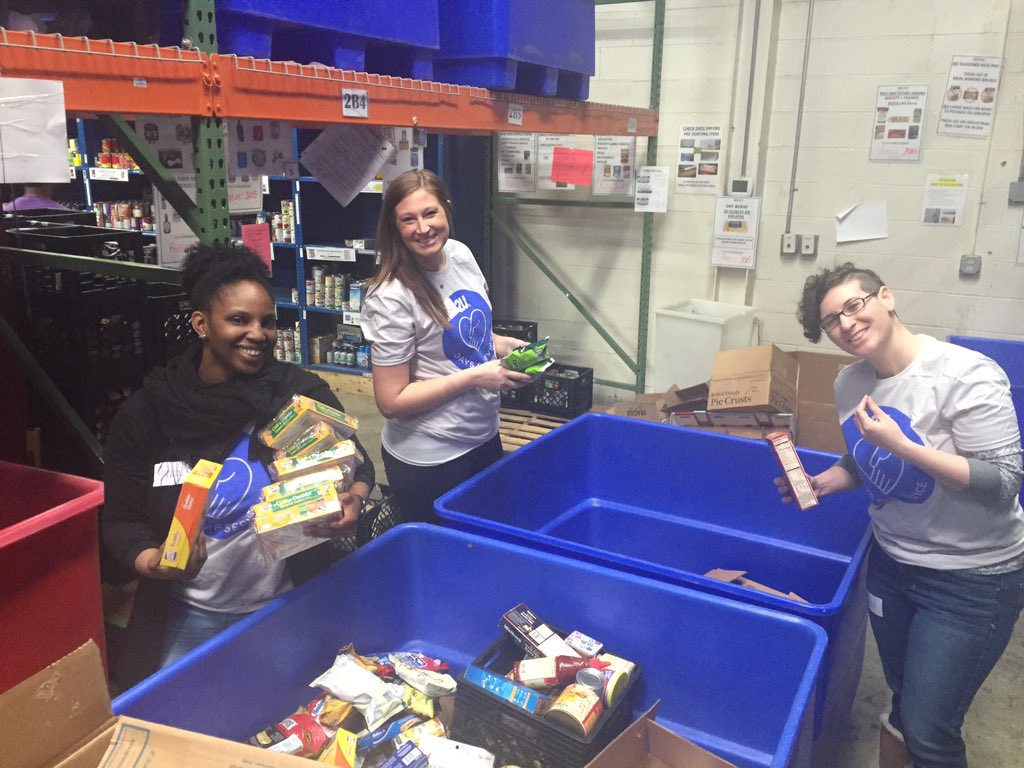 2U_education's tweet photo. Some of our 2Ute volunteers kicking off 2U Days of Service at @MannaFoodCenter in Gaithersberg, MD #GivingBack2U https://t.co/7z7c0rzoZa