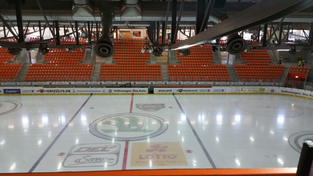 Spiel 5 zwischen <a href="/grizzlys_wob/">Grizzlys Wolfsburg</a> und <a href="/Ice_Tigers/">Nürnberg Ice Tigers</a>. Noch ist alles friedlich... <a href="/SHN_DEL/">Servus Hockey Night</a> #Halbfinalgewitter