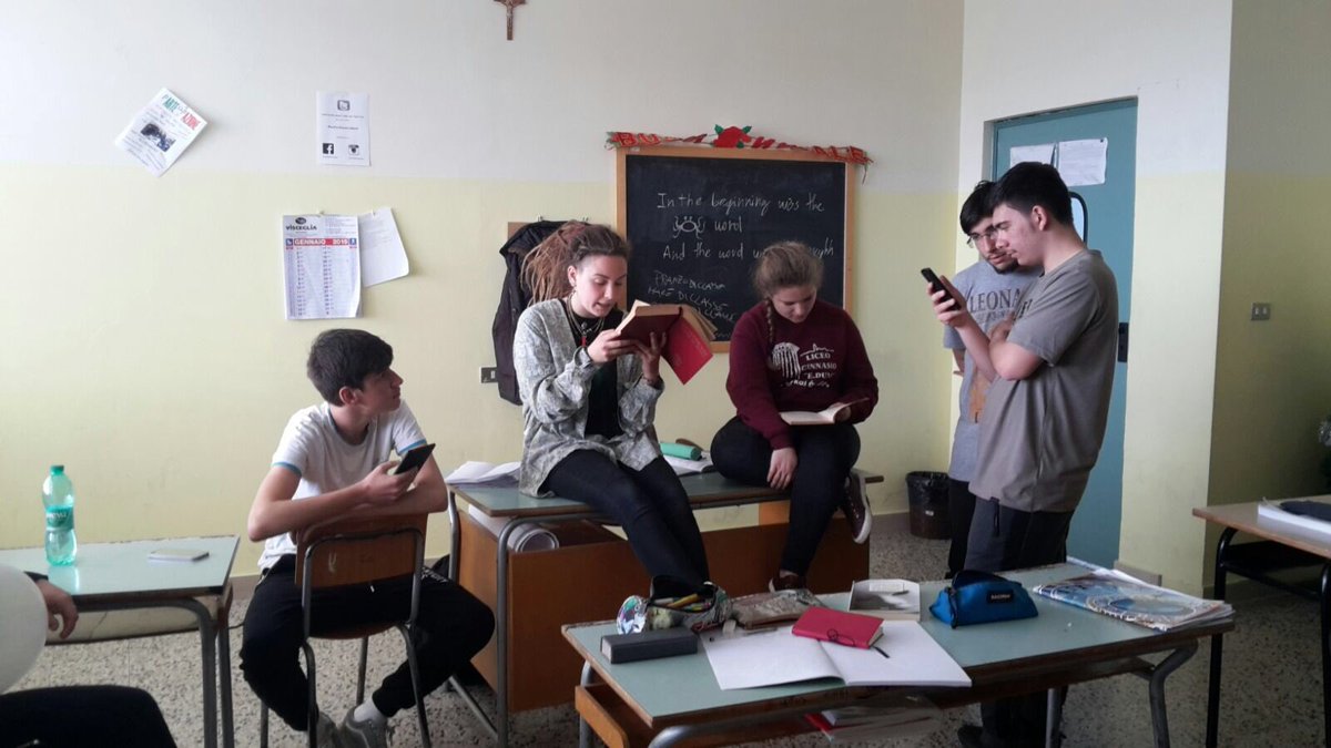 4Aclassicomt's tweet photo. Leggendo Amleto in 4A #HamleTw https://t.co/MH8R5z5yxu