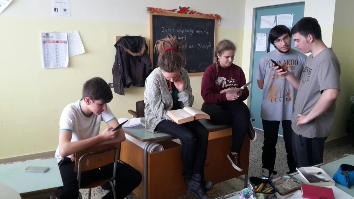4Aclassicomt's tweet photo. Leggendo Amleto in 4A #HamleTw https://t.co/MH8R5z5yxu