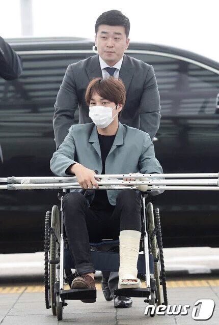 88kaiout's tweet photo. 1.연애설 뜨기 전(당구장),얼마전무대에서는 잘 걸었는데 왜 시간이 더흐른 지금 휠체어를타고있는가
2.활동이 없었는데 왜 다리가 악화됐는가
3.팬들몰릴것이 걱정된다면 오히려 더 목발을 짚고 왔어야하는거 아닌가 https://t.co/2moNNpE5E9