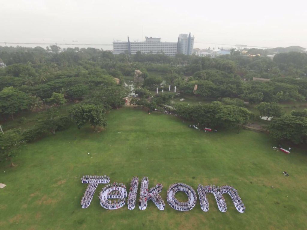 amsummit2016's tweet photo. 3. Foto yg diambil dengan drone yg membentuk tulisan "TELKOM". #AMSummit2016 #BeDisruptive https://t.co/1Gx7bDPNWX