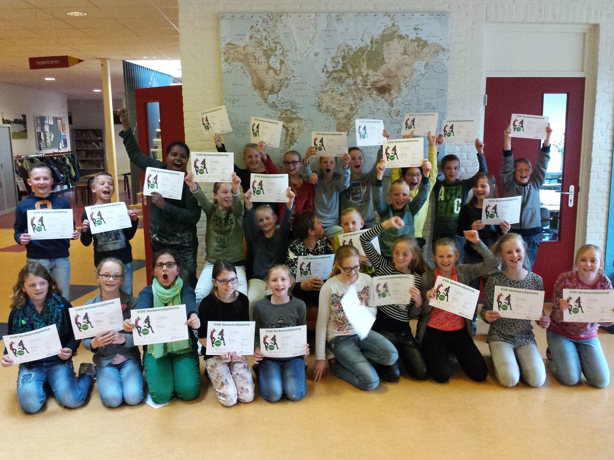 DeNieuweWiel's tweet photo. Groep 7 is geslaagd voor het verkeersexamen. Dat vieren we met een toepasselijke traktatie! #VeiligDeWegOp https://t.co/2kqh4oqP4K