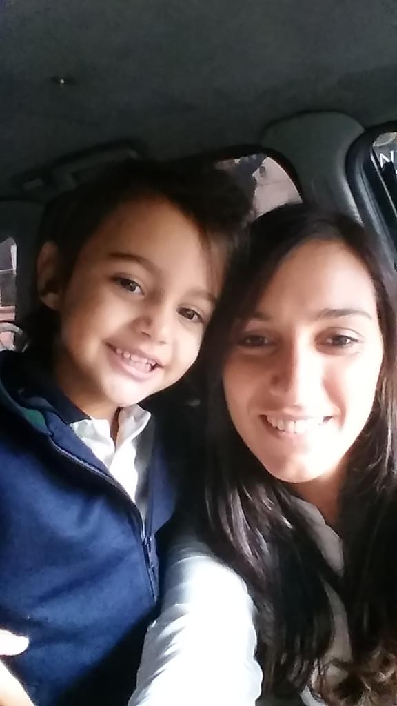 YaniOltra's tweet photo. Esperando para entrar al cole con flacachina #BuenViernes https://t.co/bOJjVlLvAS