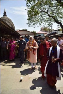 BoraRipun's tweet photo. There are 10's of people. Only one is camera cautious.
#ModiFindsCamera #BJPNot4Assam
#Congress4Assam https://t.co/nEfKqf5JB9