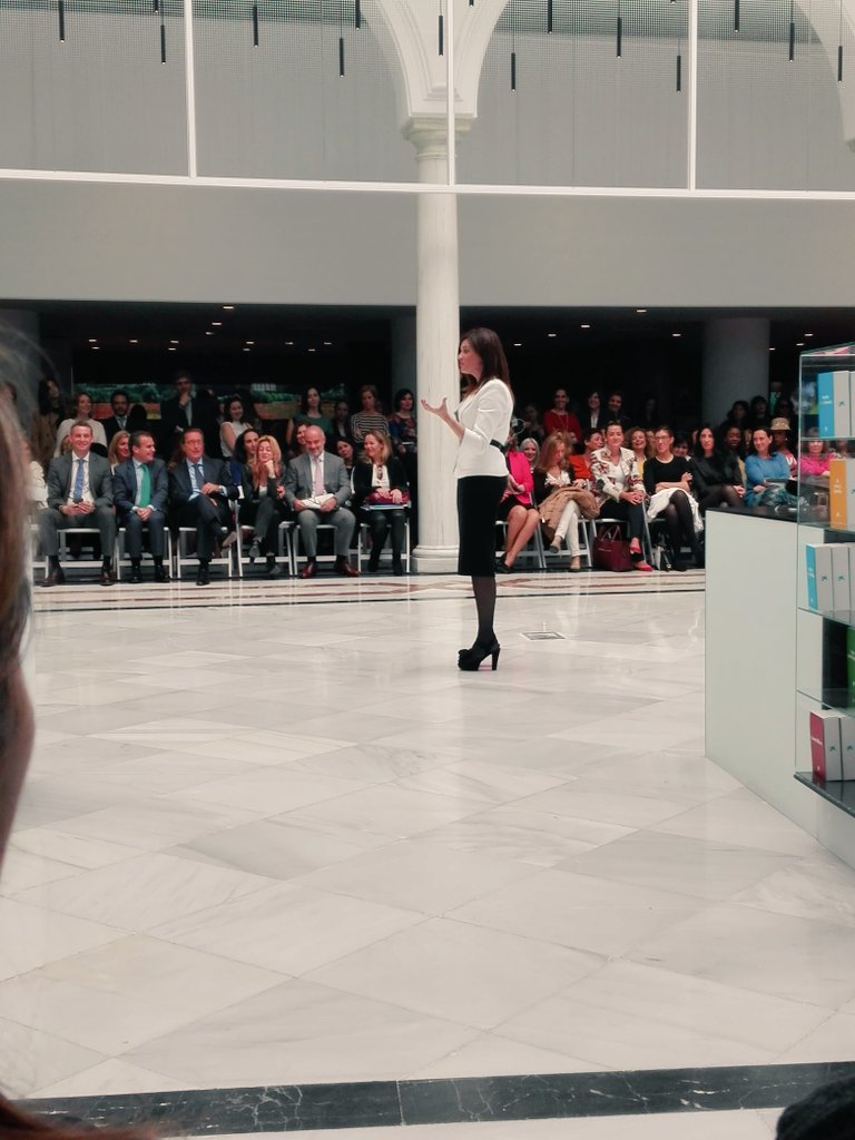 A las empresas les faltan mujeres, a las casas le faltan padres #conexiónenfemenino