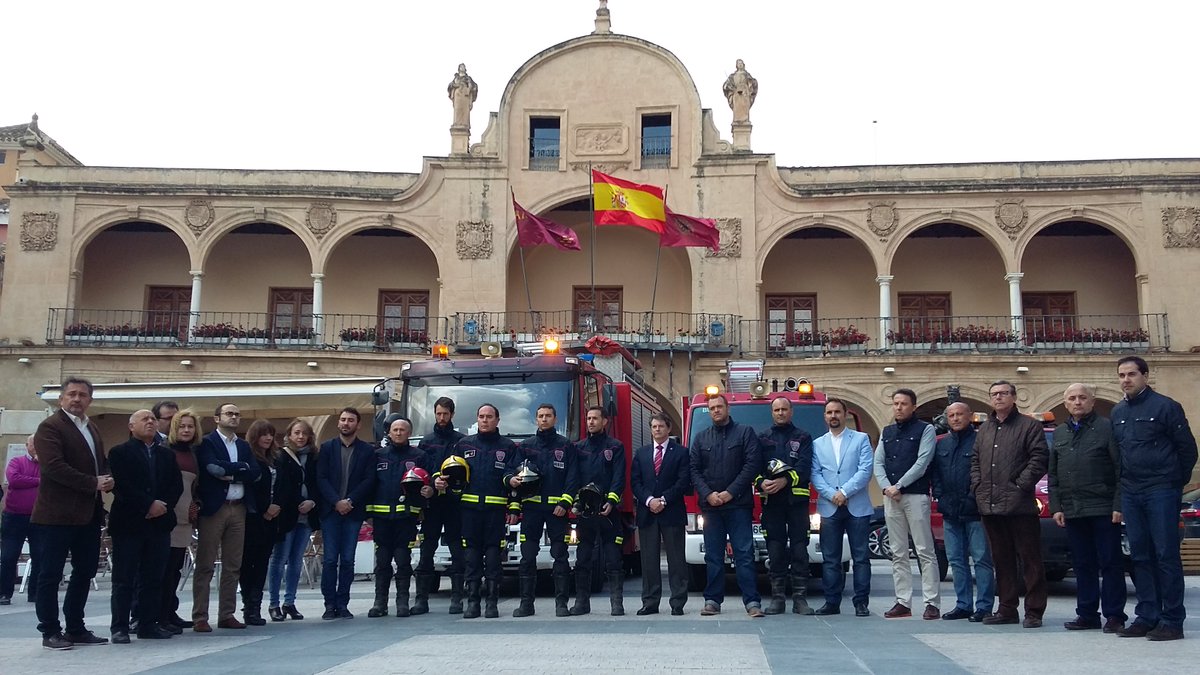112rmurcia's tweet photo. #BomberosCEIS y autoridades de #Lorca han guardado un minuto de silencio por el compañero muerto ayer en #Oviedo https://t.co/iFN9Sqoaxw