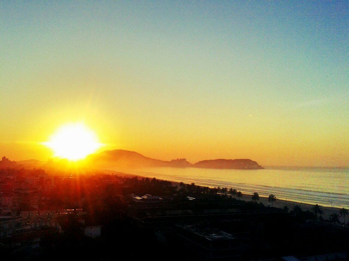 bluetree_hotels's tweet photo. Fim de semana chegando e o lindo nascer do sol no Guarujá! Vem curtir essa vibe. #BlueTreeTowersGuarujá. https://t.co/Igcmnw0cyj