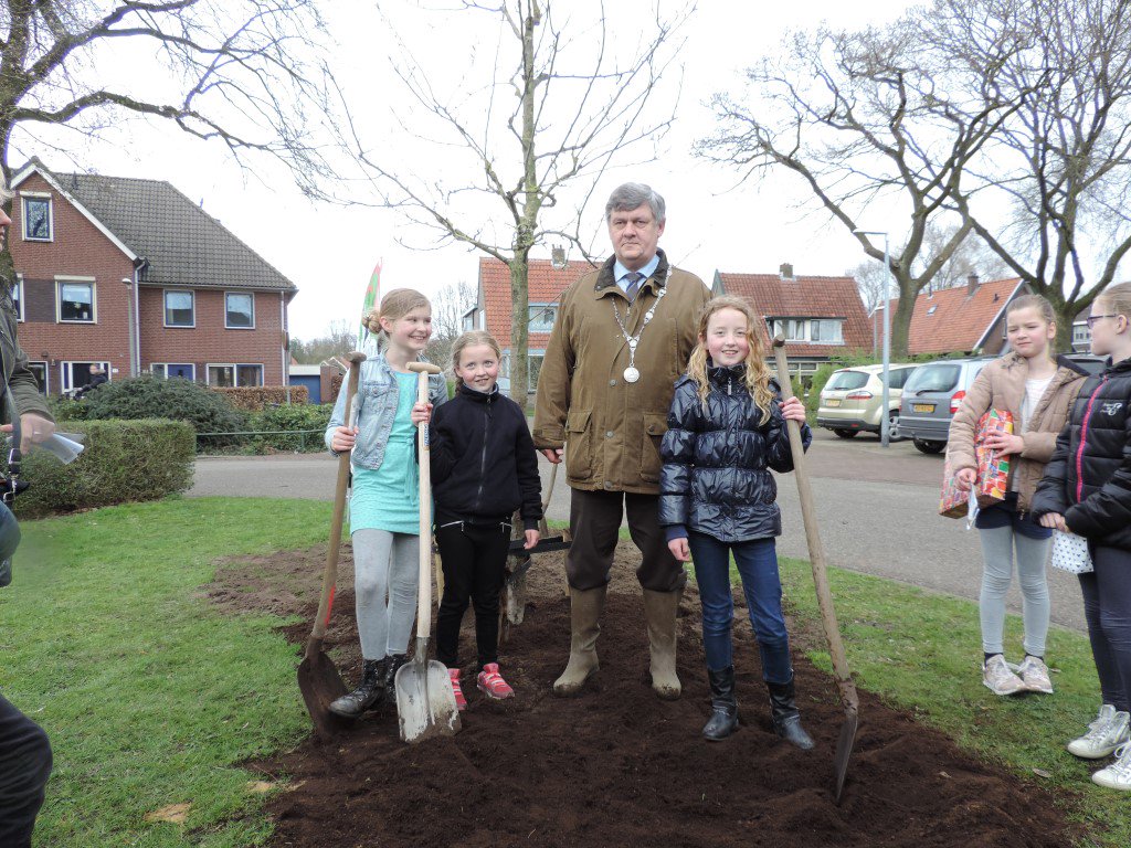 Burgemeester Lambooij heeft samen met Sterre, Anna en Lieke een nieuwe appelboom geplant. facebook.com/gemeenteputten…