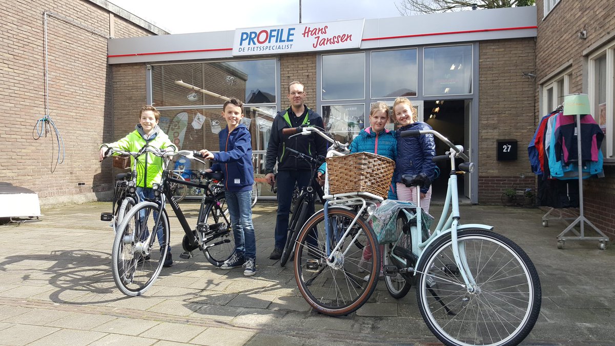 cbsdepoort's tweet photo. Fietscontrole met gratis kleine reparaties door Jarno van fietsenzaak Hans Jansen. https://t.co/oVVLV3EVFj