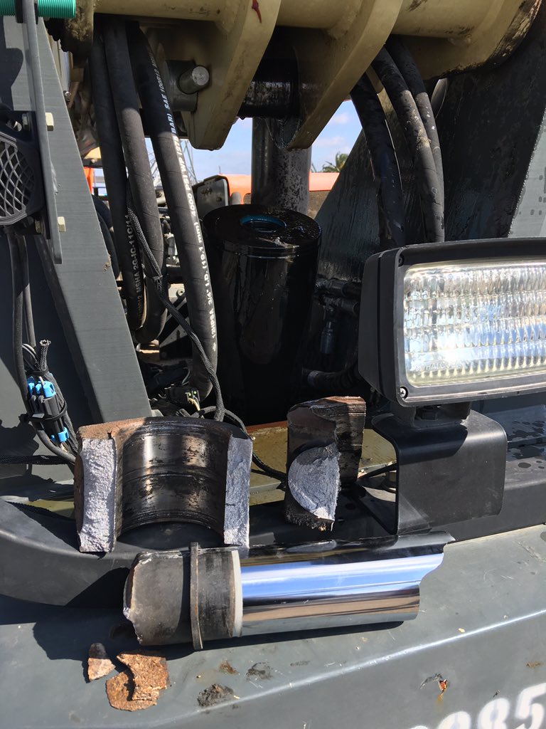 ShadeTreeNTWK's tweet photo. Ever seen a hydraulic cylinder break? #mechanicalfailure https://t.co/MsAFlWYvbt