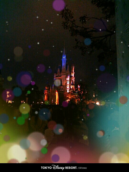 sainote's tweet photo. ディズニーランドのワンスアポンアタイム。綺麗で感動した!プロポーズされて涙しているカップルがいた。夢と魔法の国! https://t.co/HK03rlU3ll #HAPPINESSCAM https://t.co/6VKViK3iZg