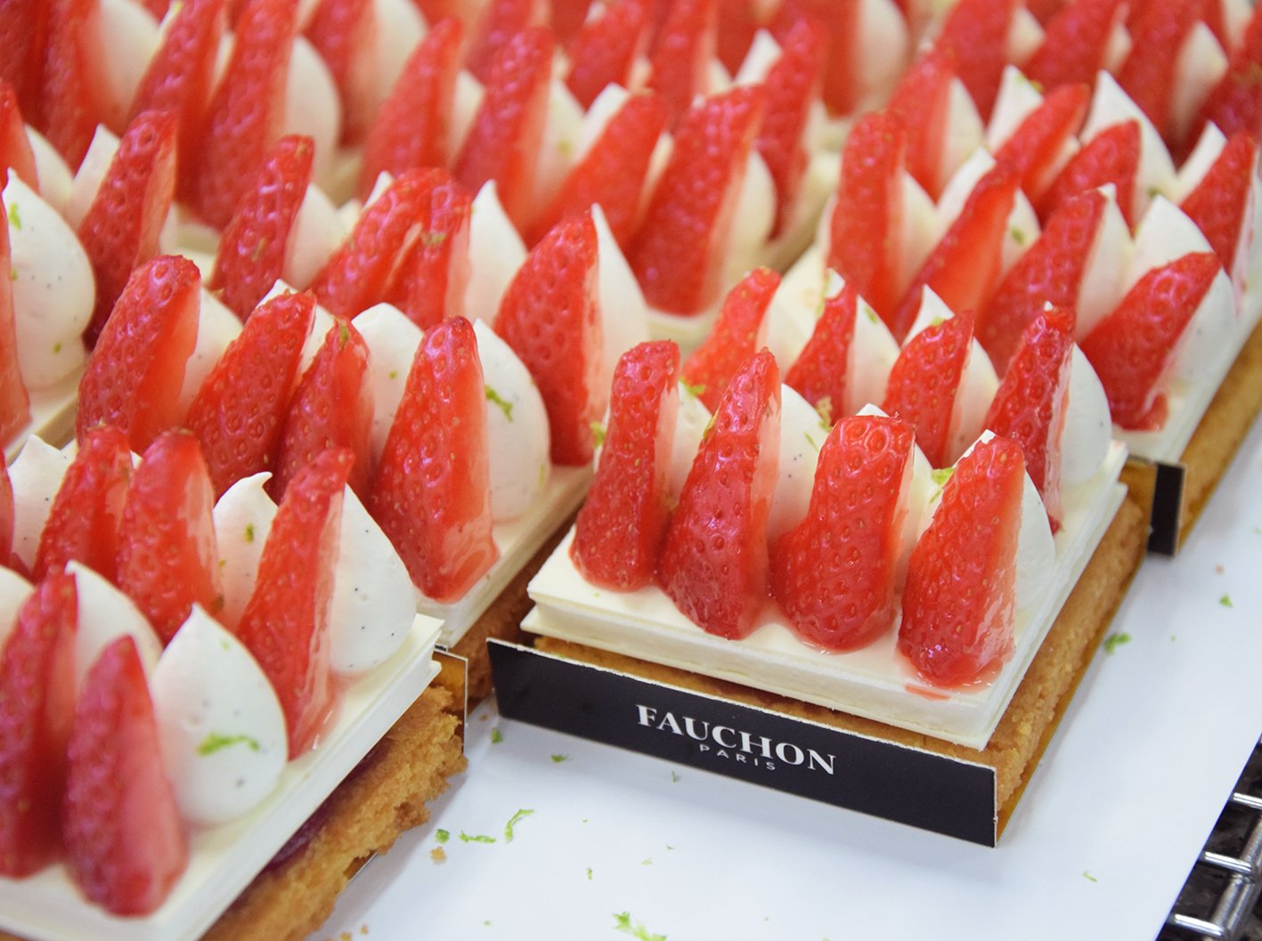 Fauchon Paris Une Delicieuse Nouvelle Patisserie A Fait Son Apparition Ce Matin En Boutique Decouvrez Le Carre Fraise Meringue T Co Jzzdxh2tkx