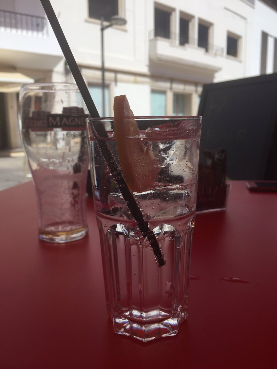 _MarkCFC's tweet photo. @PointlessBlog cheeky g&amp;t in Portugal 🇵🇹 https://t.co/xkXjn6MTEe