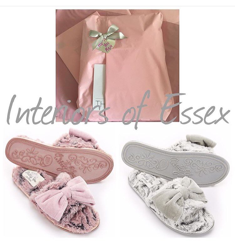 Interiorsofess1's tweet image. Order these beauties by 11/4 to make my delivery interiorsofessex@gmail.com to order #luxury #slippers #bigbow #love