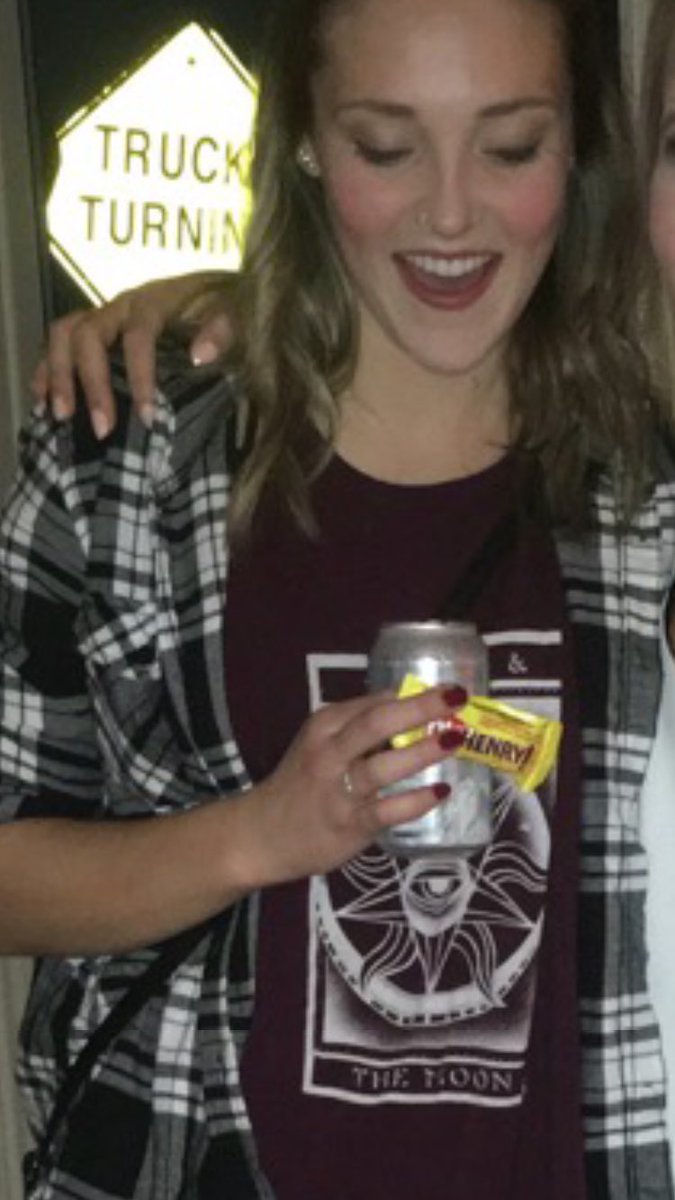 morgangreeek's tweet photo. I just want someone to look at me the way @weags73 looks at chocolate bars https://t.co/ZGWJE8tnGY